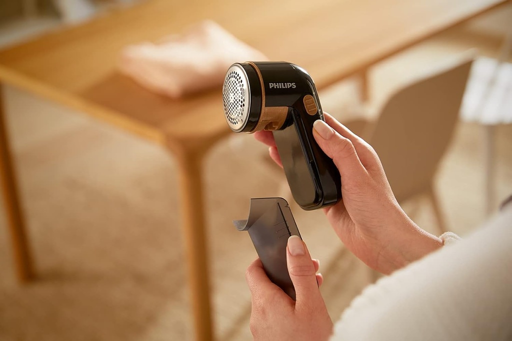 PHILIPS FABRIC SHAVER GC026/80, Removes fabric pills, BLACK  